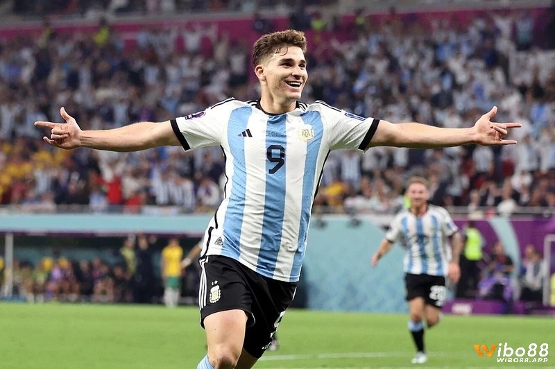 Julián Álvarez là một cầu thủ trẻ tài năng tới từ Argentina