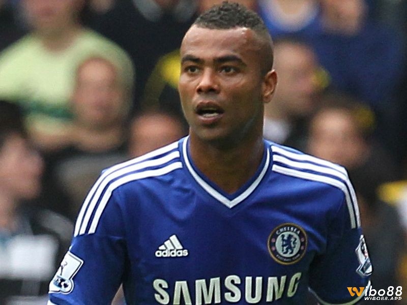 Hậu vệ hay nhất Chelsea nổi tiếng với khả năng phòng ngự xuất sắc Ashley Cole