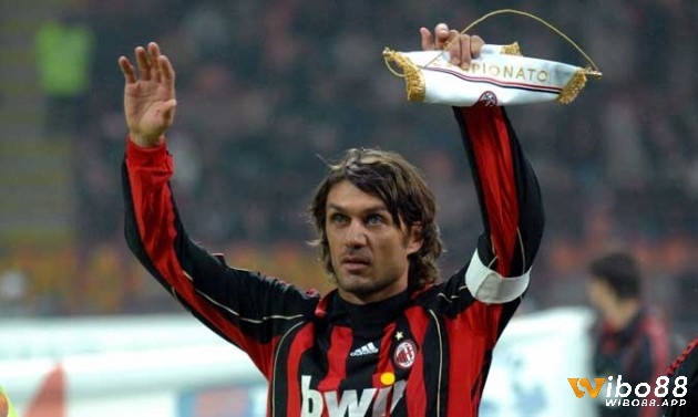  Paolo Maldini là cầu thủ xuất sắc nhất AC Milan