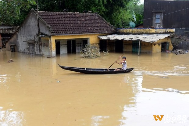 Chiêm bao thấy nước lũ cuốn hết tài sản là điềm báo những điều tồi tệ ví dụ như một cơn bệnh