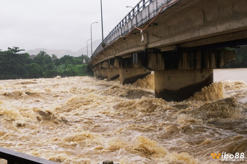 Chiêm bao thấy nước lũ đơn thuần chính là điềm báo một sự việc đang ngấm ngầm thay đổi cuộc sống của bạn