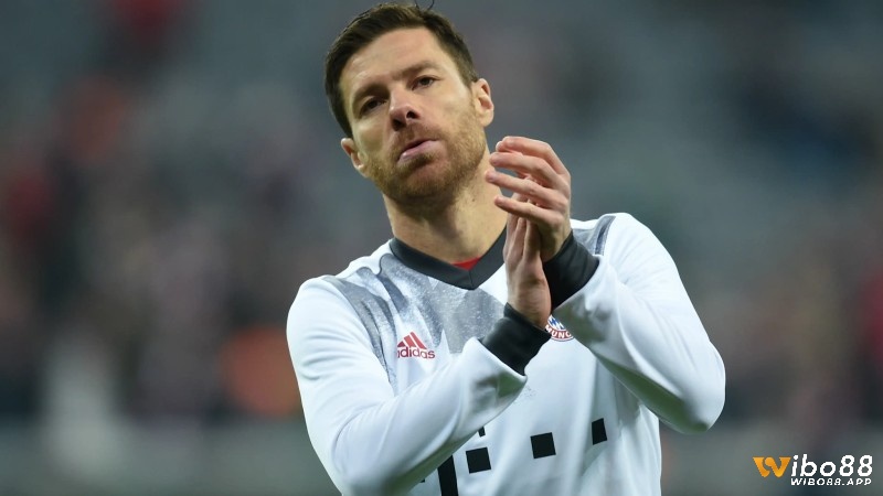 Xabi Alonso là tiền vệ chơi xuất sắc ở vị trí phòng ngự