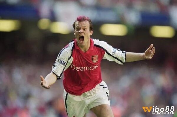 Ljungberg gia nhập Arsenal với mức phí chuyển nhượng kỷ lục 