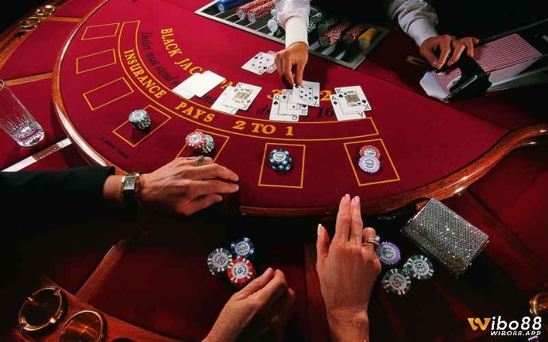 Luật baccarat quy định cách chia và rút lá bài thêm của player và baker như thế nào?