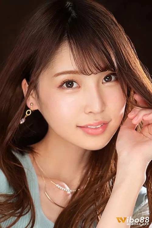 Hitomi là một gương mặt đầy triển vọng trong ngành công nghiệp giải trí người lớn Nhật Bản