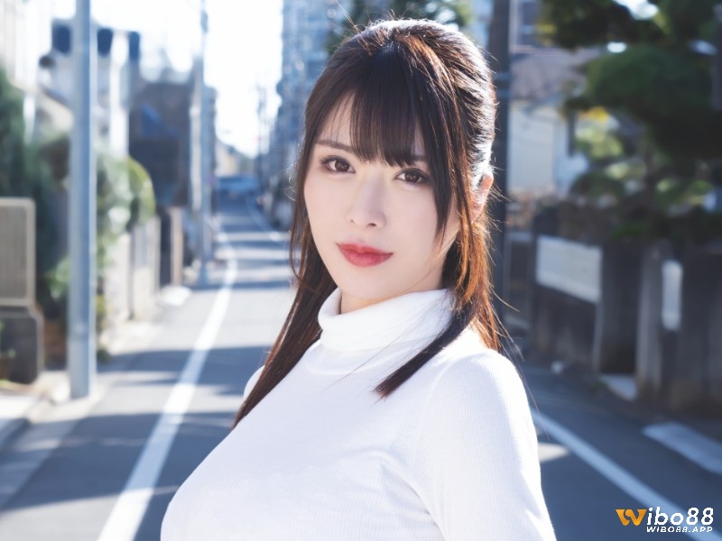 Honoka là một diễn viên JAV nổi bật với vẻ ngoài quyến rũ