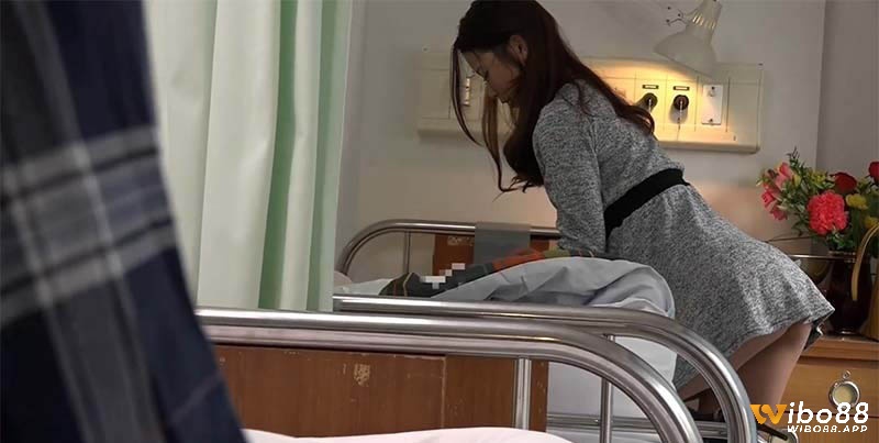 Sayaka chăm sóc người yêu ở bệnh viện