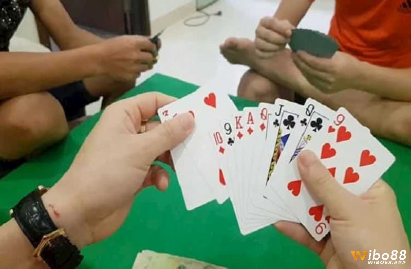 Người đánh bài cuối cùng được quyền đánh tiếp và chọn kiểu bài mới quy định trong luật đánh sâm lốc