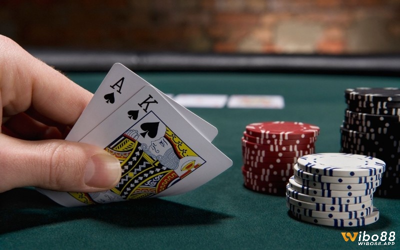 Bàn poker với các quân bài và chip đặt cược
