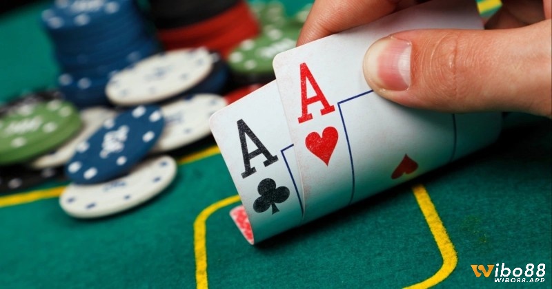 Khám phá luật poker cơ bản là bước đầu tiên để trở thành một cao thủ trong trò chơi bài hấp dẫn này